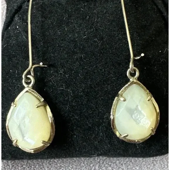 Kendra Scott Gold Tone Dee Drop Earrings In White Mother Of Pearl - Picture 3 of 8